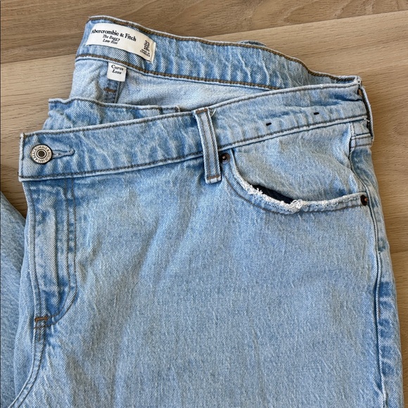 A&F - Curve Love The Baggy Low Rise Jeans - Picture 3 of 16